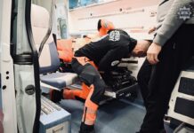 W Katowicach policjanci uczyli ratowników medycznych samoobrony. Powodem agresywni pacjenci