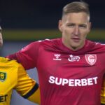 Niesamowity mecz GieKSy. Wyjazdowe zwycięstwo z Rakowem Piłkarze GieKSy stojące razem trzymają się za ramiona