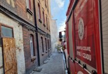 Służby rozdają ulotki. Kierowcy blokują dojazd do osób potrzebujących pomocy