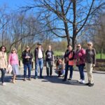 Trochę cywilizacji i starych chodników, a trochę dzikiej przyrody i Bebok. Odbył się fotospacer nad Rawą Uczesnicy spaceru stoją przy bulwarach rawy