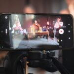 Osoba Odra: walka o prawną ochronę rzek Telefon nagrywający scene na której rozmawiają ludzie.