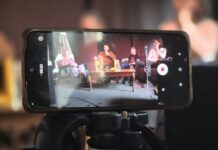 Osoba Odra: walka o prawną ochronę rzek Telefon nagrywający scene na której rozmawiają ludzie.