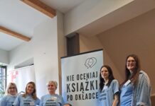 Bez ocen, bez uprzedzeń – tylko rozmowa. W czwartek odbyła się Żywa Biblioteka w katowickiej dzielnicy Bogucice Żywe ksiązki stoją przy roll-upie