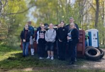 Wspólnie posprzątali katowicki Giszowiec Mieszkańcy stoją w kółku