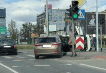 Wypadek na skrzyżowaniu ulic Chorzowska–Stęślickiego. Jeden z pojazdów wylądował na boku