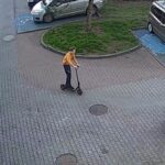 Katowicka policja szuka młodego człowieka. W związku z kradzieżą hulajnogi