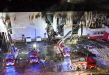 Wielki pożar hali w Sosnowcu. Ewakuowano pracowników, pluton chemiczny sprawdzał skład atmosfery