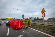 Poważny wypadek w Katowicach. Wyrzuciło kobietę z samochodu