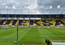 GieKSa urywa punkty walczącemu o mistrzowski tytuł Lechowi oprawa kibiców GieKSy z napisem GieKSa