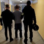 Agresywny 20-latek zatrzymany po kradzieży rozbójniczej w Katowicach. Chciał wyciągnąć broń z kabury policjanta