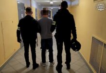 Agresywny 20-latek zatrzymany po kradzieży rozbójniczej w Katowicach. Chciał wyciągnąć broń z kabury policjanta