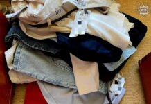 Zatrzymany z narkotykami i stertą kradzionych ubrań. Policja znalazła amfetaminę i łupy z centrum handlowego sterta ubrań