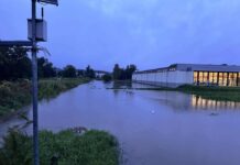 Zalana okolica Lidla w Zarzeczu. Straż pożarna działa od rana