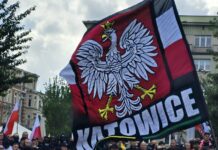 Kilkaset osób na manifestacji, kilkadziesiąt na kontrmanifestacji pomiędzy nimi młodzi adepci szachowi