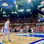 KoszKadra zagra w Spodku ze Szwecją w ramach przygotowań do EuroBasketu 2025 z przodu koszykarz w białym stroju, w tle wypełnione kibicami trybuny Spodka