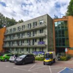 Szpital Murcki się rozbudowuje. Więcej miejsc i lepsze warunki dla pacjentów wymagających stałej opieki szpital Murcki i zaparkowane przed nim auta