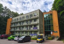 Szpital pnie się w górę, przychodnia stacza się na dno szpital Murcki i zaparkowane przed nim auta