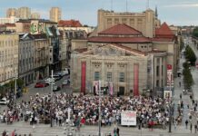 Nadkomisarz zaparkował na Rynku i poszedł tańczyć ludzie tańczący koło Teatru Wyspiańskiego