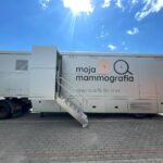 Od chorób nie ma wakacji. Zadbaj o zdrowie Bus do mammografii z napisem "moja mammografia"