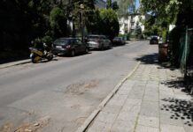 Ulica w centrum miasta doczeka się remontu ulica Bratków, z przodu sfatygowany chodnik, a dalej ulica