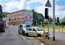 24-latek pod wpływem narkotyków uderzył kradzionym autem w sygnalizator