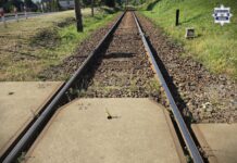 Sekundy od tragedii. Pijany wszedł na tory – policja zdążyła w ostatniej chwili