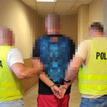 Brutalny atak nożem na byłą partnerkę. Kobieta leżała na klatce schodowej