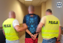 Brutalny atak nożem na byłą partnerkę. Kobieta leżała na klatce schodowej