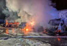 Potężny pożar w nocy na Zawodziu. Ogień strawił pojazdy i uszkodził budynki