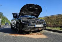 Uwaga kierowcy! Dachowanie na zjeździe z A4. Utrudnienia w ruchu