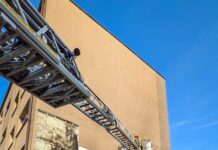 Pożar elewacji budynku w Katowicach. Ogień przeniósł się z kontenera na śmieci