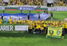 Trzy punkty dla GieKSy po szalonym spotkaniu z Radomiakiem Kibice z KKN wraz z piłkarzami GieKSy na murawie