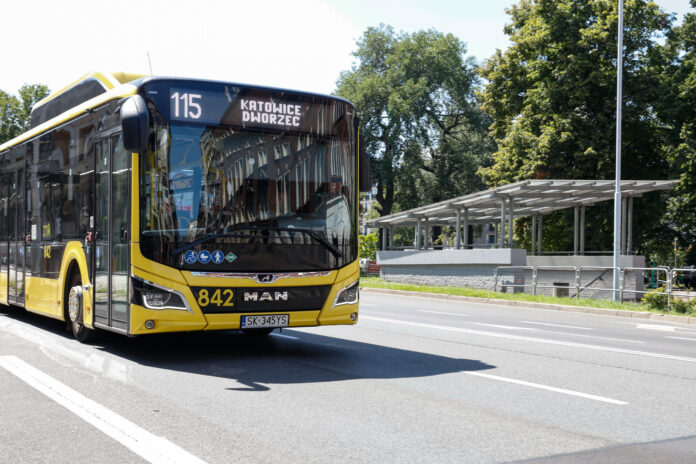 Jeden z autobusów z napędem CNG, które jeżdżą po ulicach Katowic_fot. KAW Autobus