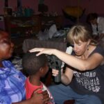 Z Katowic do Tanzanii. Polscy okuliści ratują wzrok i szkolą lekarzy Lekarka sprawdza wzrok specjalnym przyrządek