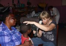 Z Katowic do Tanzanii. Polscy okuliści ratują wzrok i szkolą lekarzy Lekarka sprawdza wzrok specjalnym przyrządek