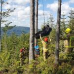 Paralotniarz utknął na drzewie. Trudna akcja ratunkowa