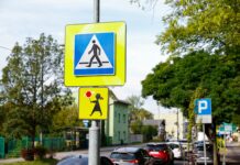 Miasto przygotowało szkoły i ulice na nowy rok szkolny znaki przy przejściu dla pieszych
