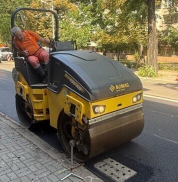 Remont ul. Poniatowskiego na finiszu walec na drodze