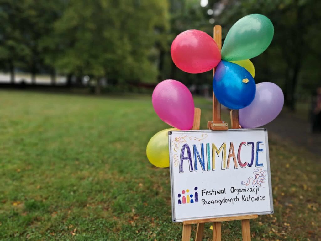 Stojak z balonami i napisem animacje