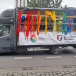 „Ponieważ wszyscy jesteśmy jedną rodziną”. Wczoraj ulicami Katowic przeszedł Marsz Równości ciężarówka w kolorach tęczy