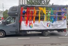 „Ponieważ wszyscy jesteśmy jedną rodziną”. Wczoraj ulicami Katowic przeszedł Marsz Równości ciężarówka w kolorach tęczy