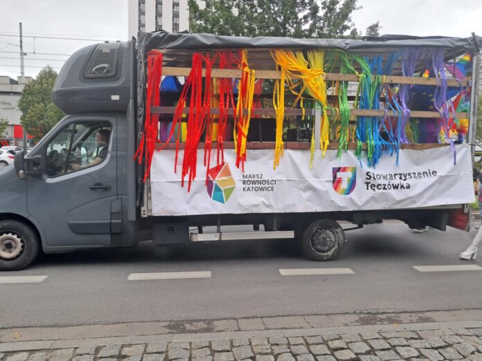 ciężarówka w kolorach tęczy