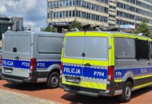 Wakaty w katowickiej policji wciąż problemem dwa samochody policyjne zaparkowane tyłem