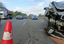 Zderzenie dwóch aut na wiadukcie