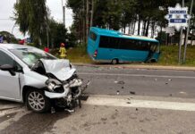 Fiat zderzył się z autobusem. Trzy osoby w szpitalu