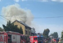 Płonie dom po uderzeniu pioruna! Trwa walka z ogniem