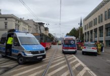 Groźny wypadek na ul. Warszawskiej. Auto wjechało pod tramwaj