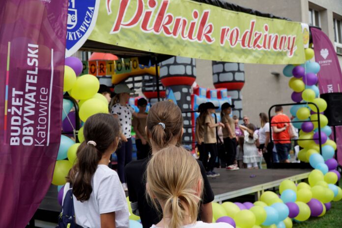 Mieszkańcy chętnie zgłaszają zadania dot. organizacji festynów osiedlowych_fot. UMK Stół na pikniku gdzie można zagłosować do BO