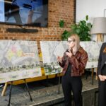 Studenci projektowali zagospodarowanie terenu przy rzece Mlecznej Studenci stojący przy makiecie