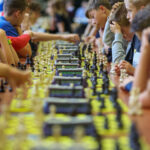 Młodzi szachiści znów opanują Spodek Szachiści myślący nad ruchem